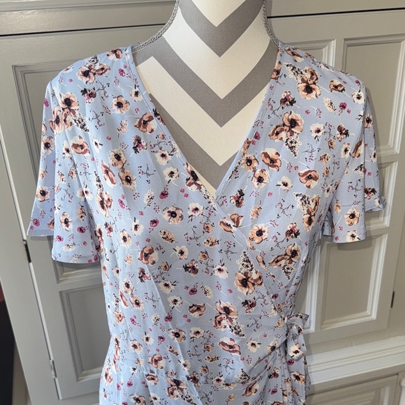 NWT Naggoo Floral V-Neck Wrap Dress Size Medium - Picture 2 of 11